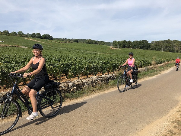 deux femmes à vélos électriques dans les vignes