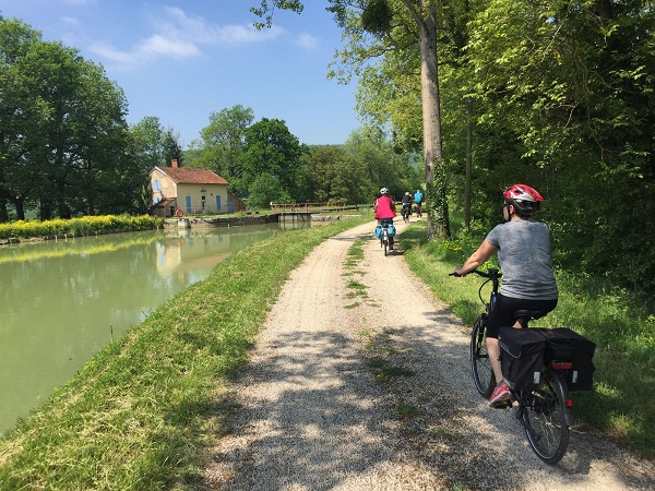 cyclistes au bord du canal de bourgogne
